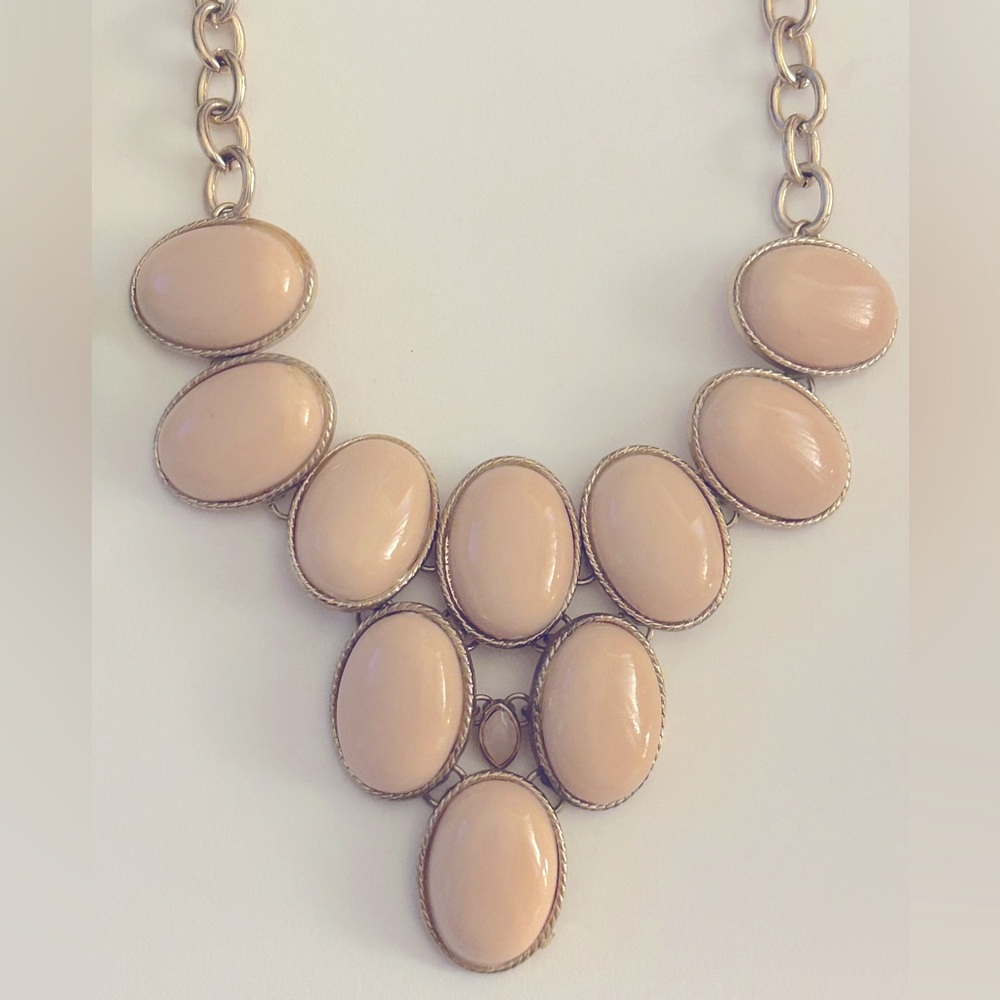 💰free w bundle“Bubble Bead” Bib Necklace, unique peachy cream Color Goldtone 18”